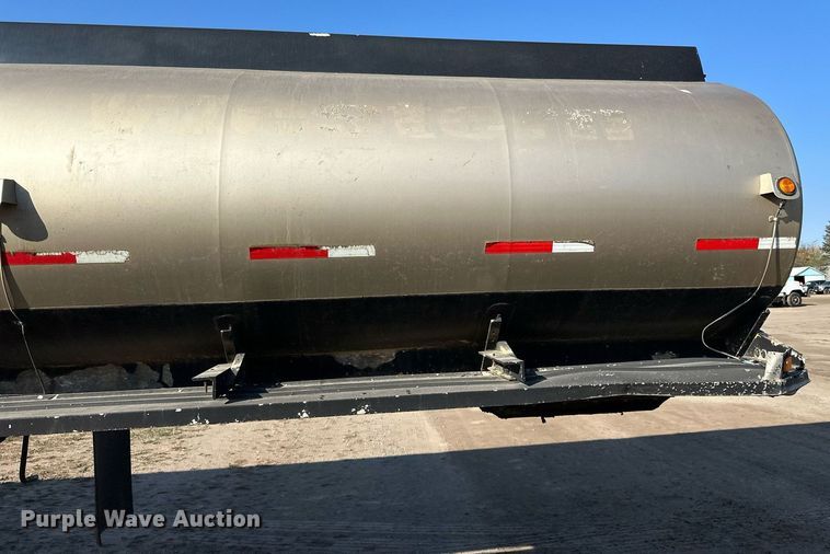 image for item DN0811 2000 Heil tank trailer