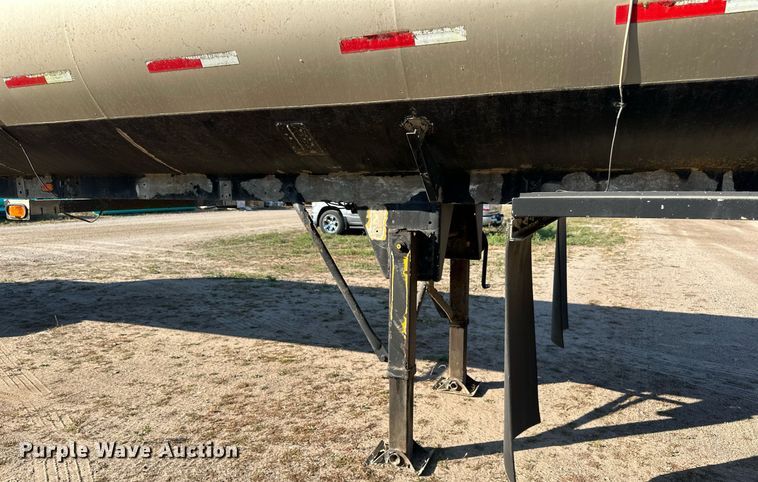 image for item DN0811 2000 Heil tank trailer