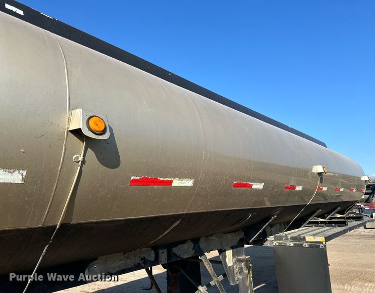 image for item DN0811 2000 Heil tank trailer