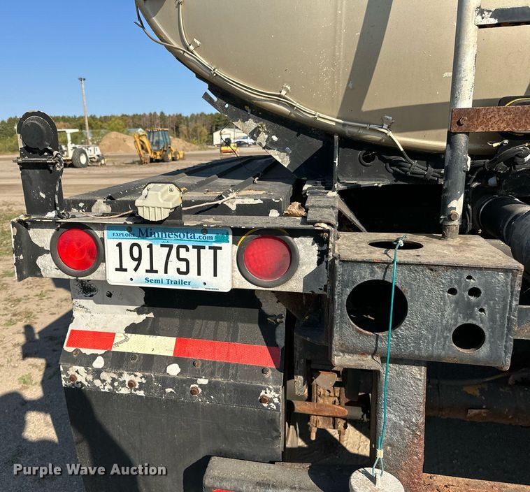 image for item DN0811 2000 Heil tank trailer