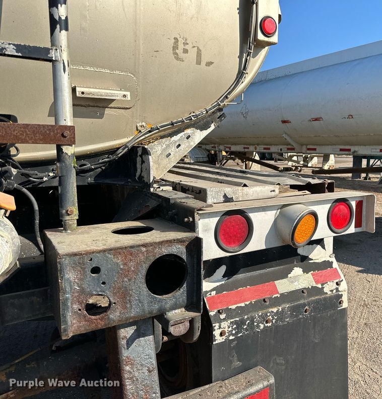 image for item DN0811 2000 Heil tank trailer