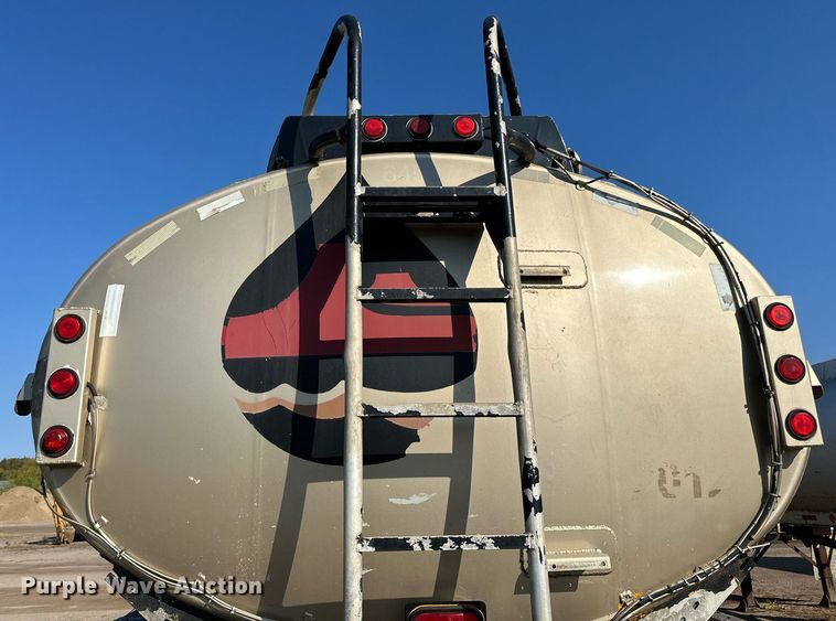 image for item DN0811 2000 Heil tank trailer