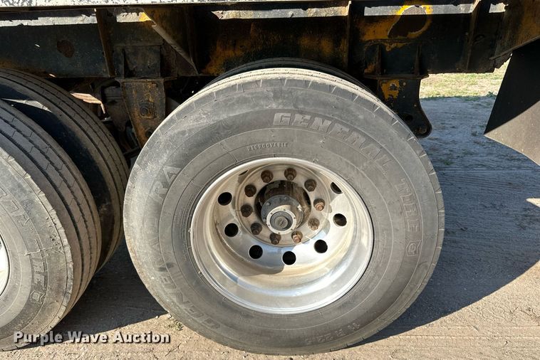 image for item DN0811 2000 Heil tank trailer