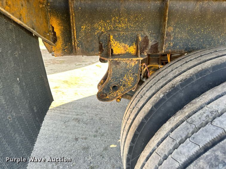 image for item DN0811 2000 Heil tank trailer