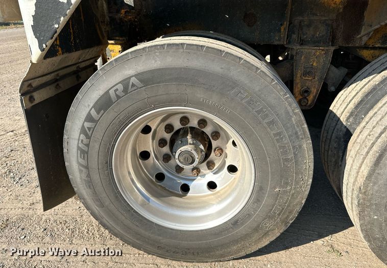 image for item DN0811 2000 Heil tank trailer