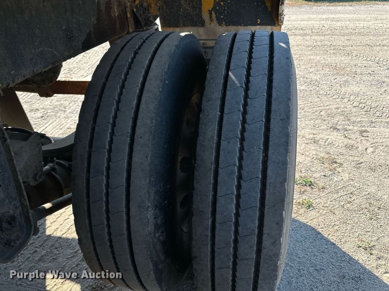 image for item DN0811 2000 Heil tank trailer