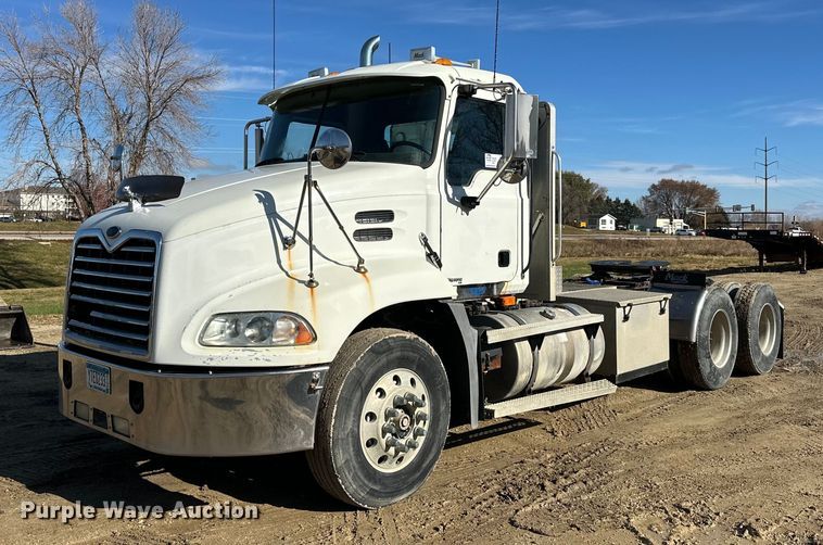 image for item DN0833 2005 Mack 600 semi truck