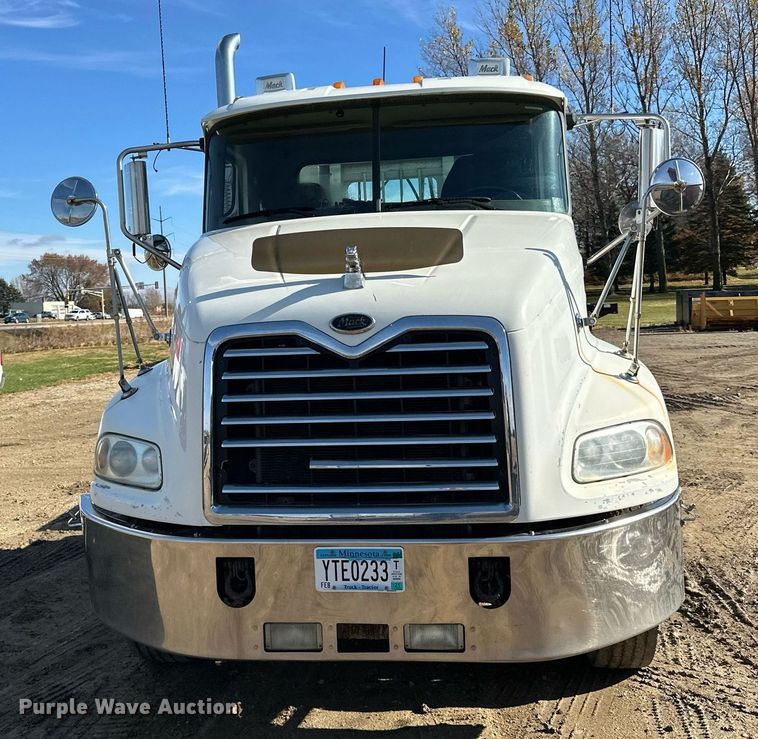 image for item DN0833 2005 Mack 600 semi truck