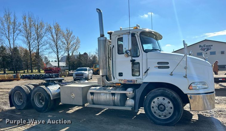 image for item DN0833 2005 Mack 600 semi truck