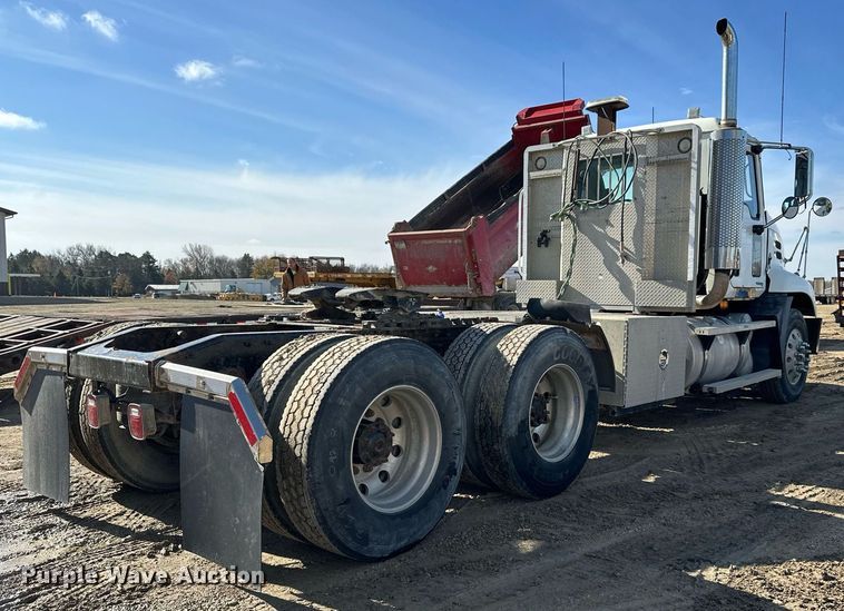 image for item DN0833 2005 Mack 600 semi truck