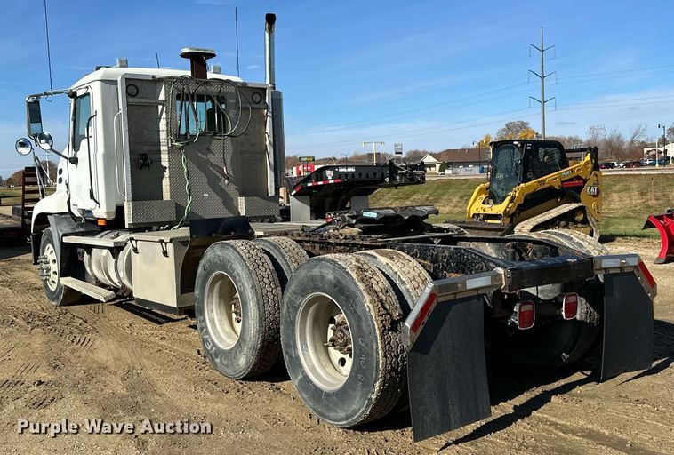 image for item DN0833 2005 Mack 600 semi truck