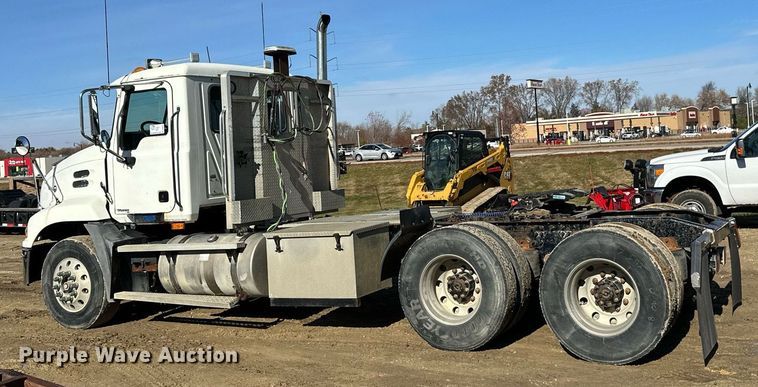 image for item DN0833 2005 Mack 600 semi truck