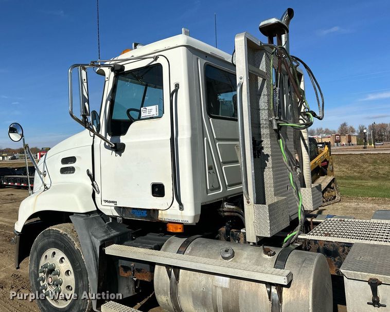 image for item DN0833 2005 Mack 600 semi truck