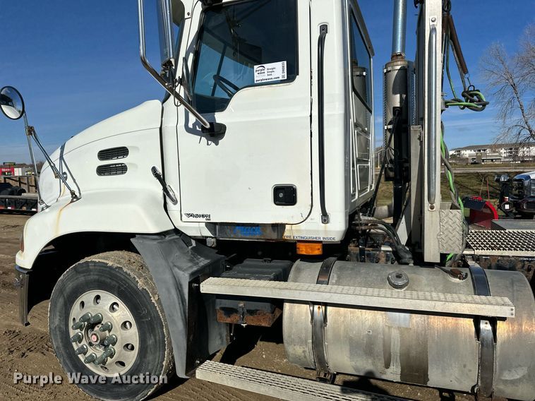 image for item DN0833 2005 Mack 600 semi truck