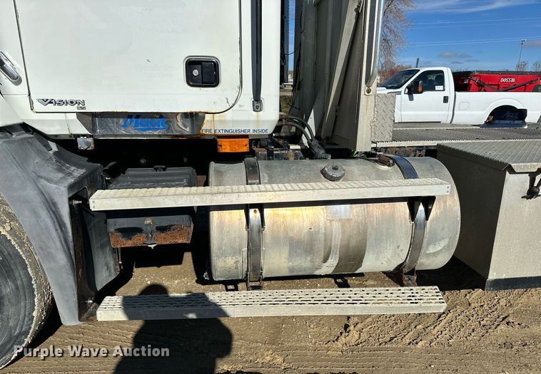 image for item DN0833 2005 Mack 600 semi truck