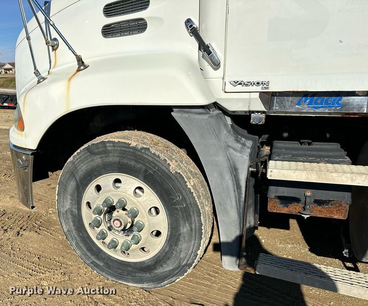 image for item DN0833 2005 Mack 600 semi truck