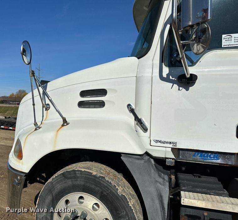 image for item DN0833 2005 Mack 600 semi truck