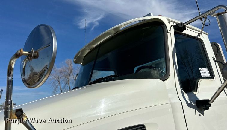 image for item DN0833 2005 Mack 600 semi truck