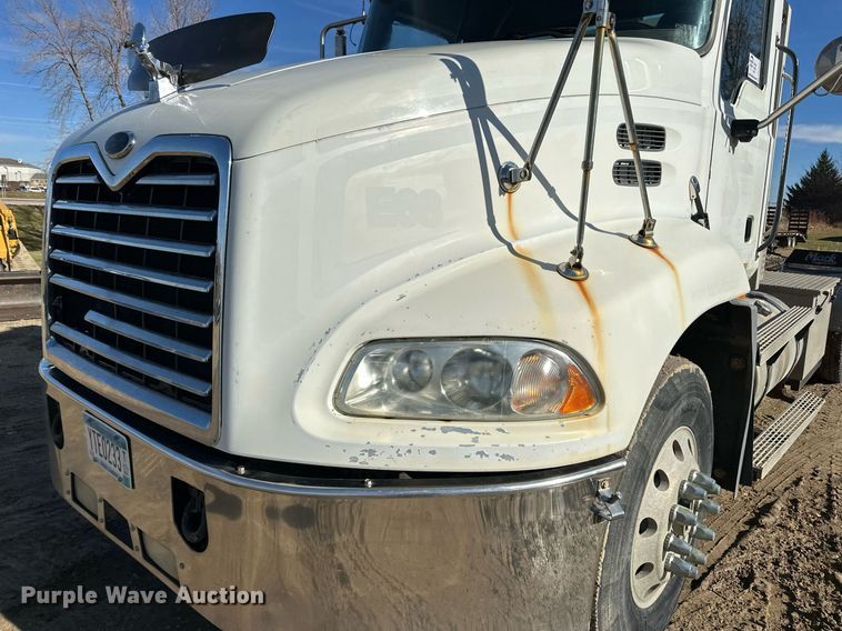 image for item DN0833 2005 Mack 600 semi truck