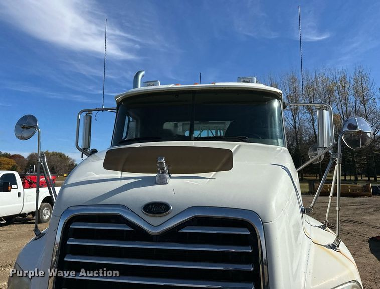 image for item DN0833 2005 Mack 600 semi truck