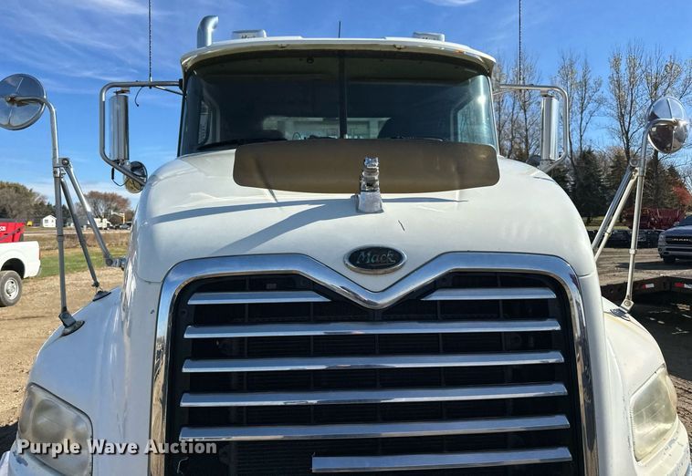image for item DN0833 2005 Mack 600 semi truck