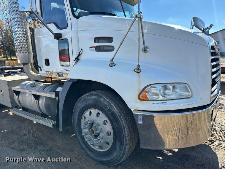 image for item DN0833 2005 Mack 600 semi truck