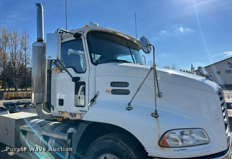 image for item DN0833 2005 Mack 600 semi truck