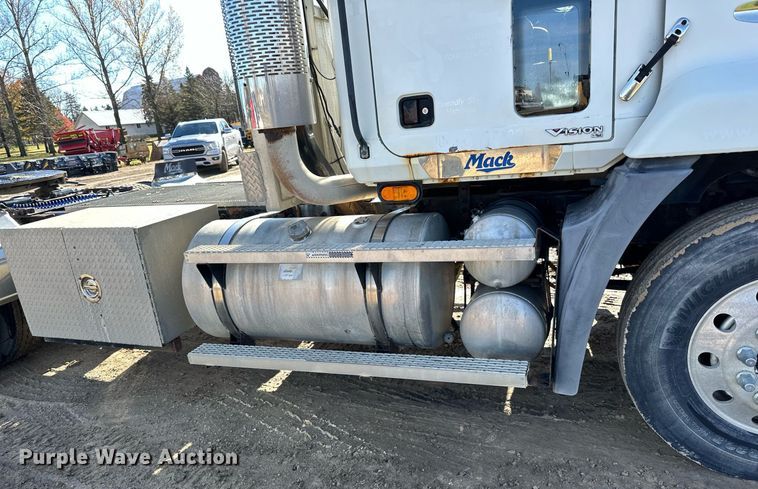 image for item DN0833 2005 Mack 600 semi truck