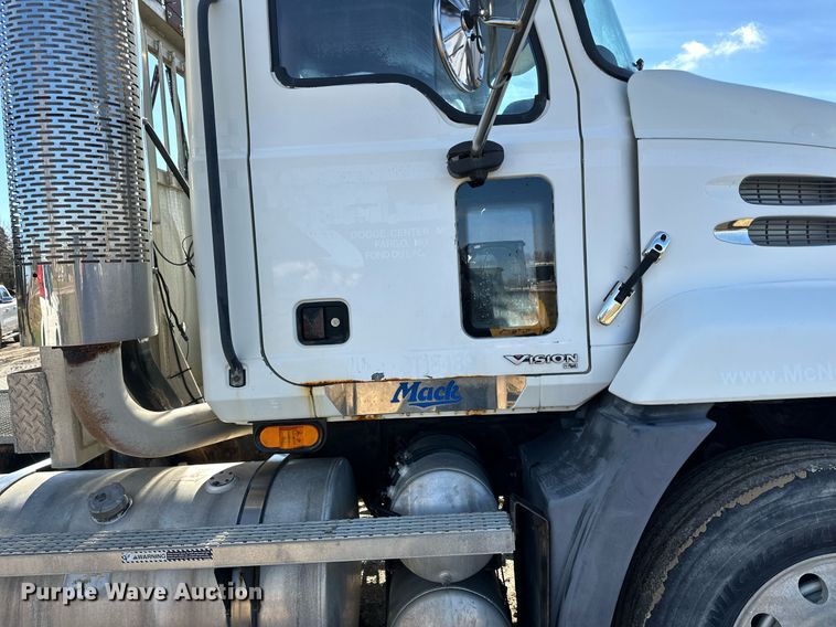 image for item DN0833 2005 Mack 600 semi truck