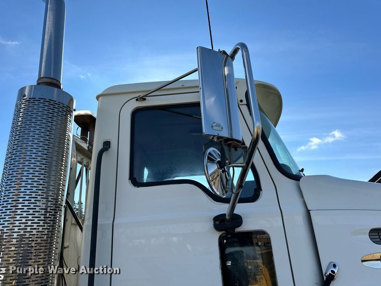 image for item DN0833 2005 Mack 600 semi truck