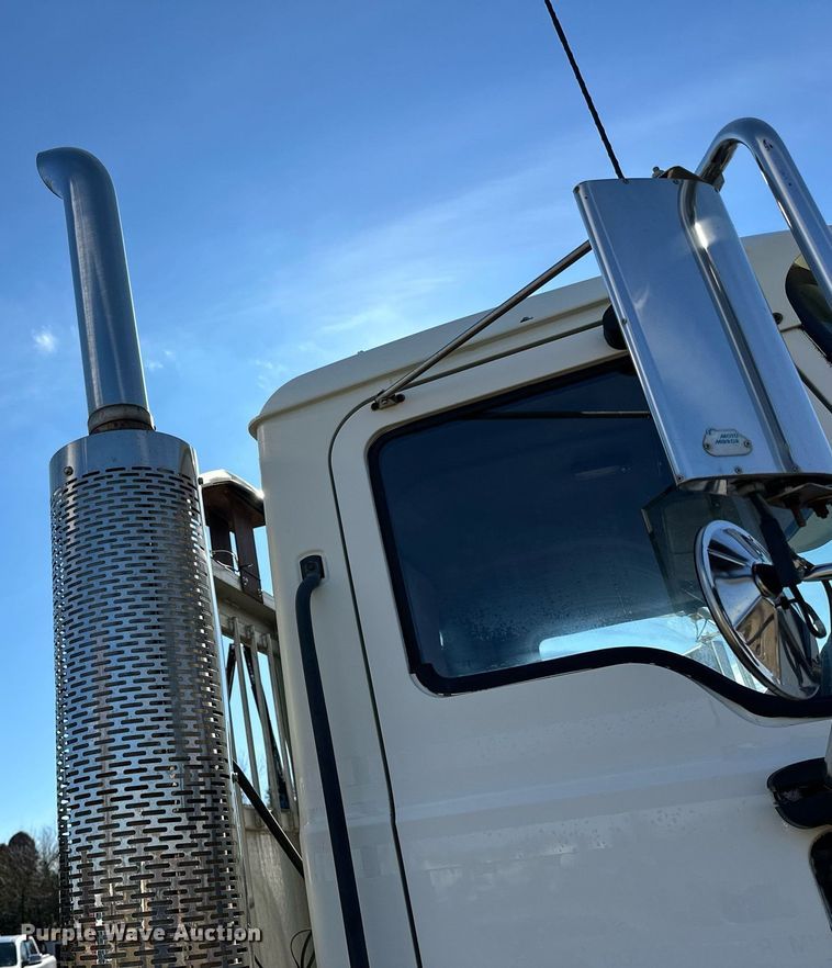 image for item DN0833 2005 Mack 600 semi truck