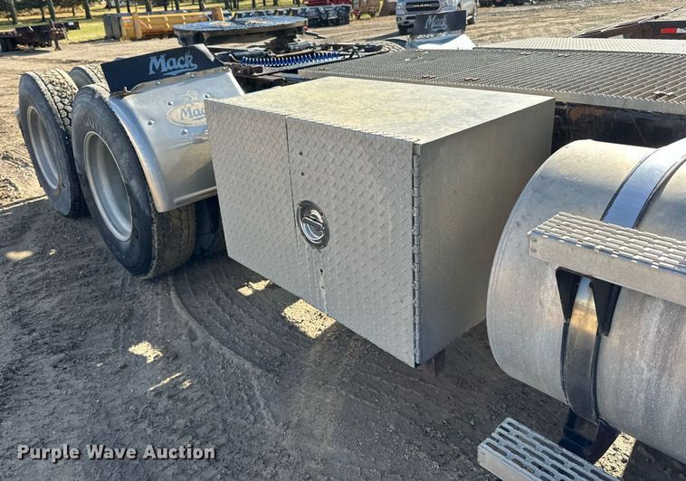 image for item DN0833 2005 Mack 600 semi truck