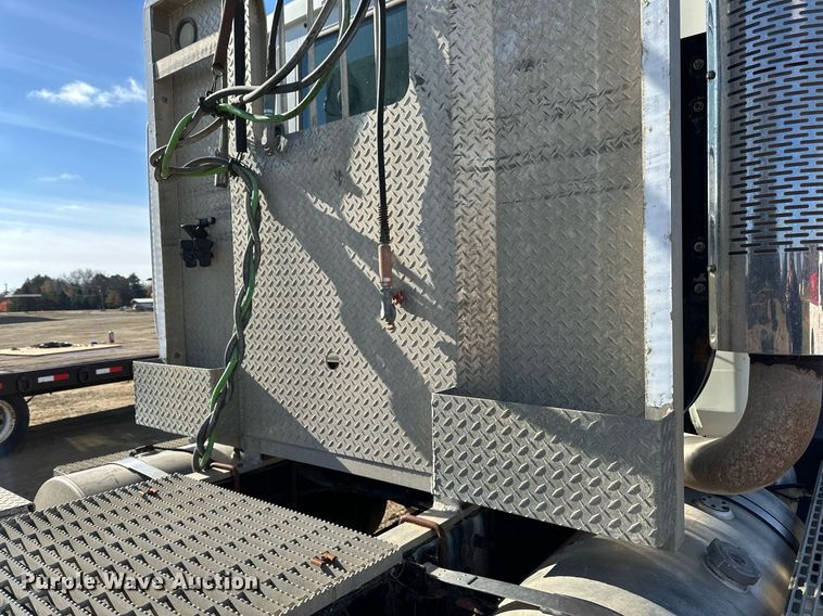 image for item DN0833 2005 Mack 600 semi truck