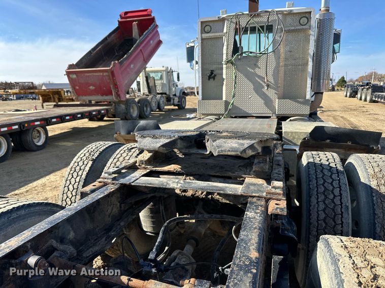 image for item DN0833 2005 Mack 600 semi truck