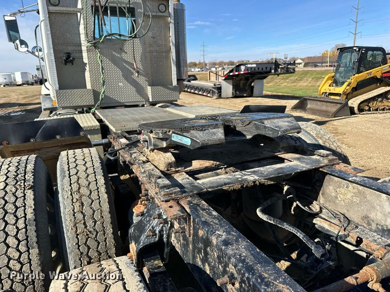 image for item DN0833 2005 Mack 600 semi truck