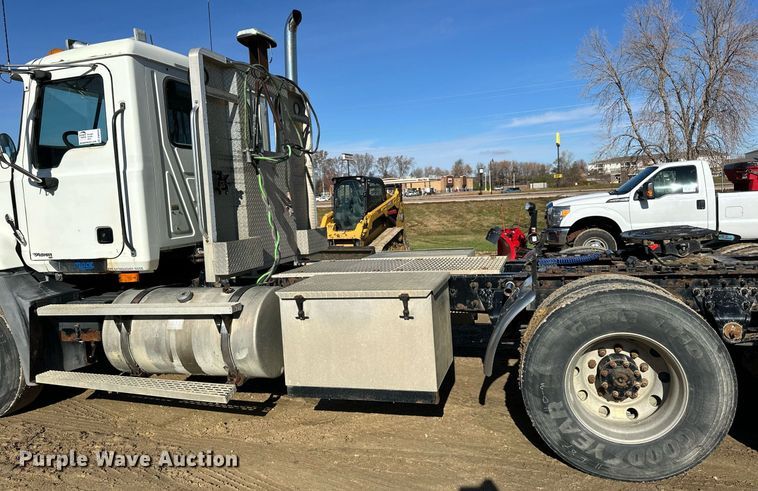 image for item DN0833 2005 Mack 600 semi truck