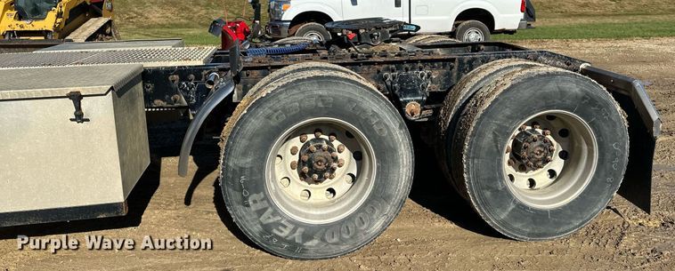 image for item DN0833 2005 Mack 600 semi truck