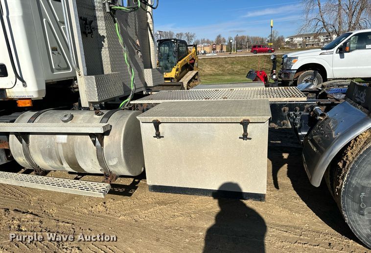 image for item DN0833 2005 Mack 600 semi truck