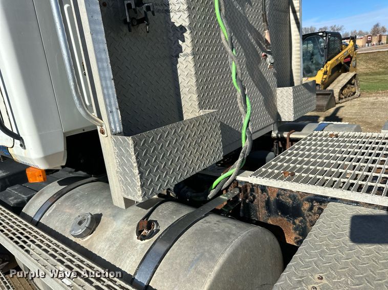 image for item DN0833 2005 Mack 600 semi truck