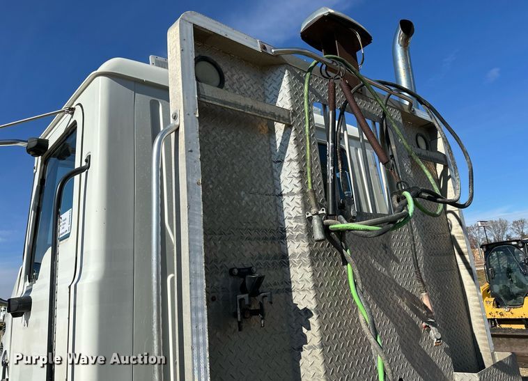 image for item DN0833 2005 Mack 600 semi truck