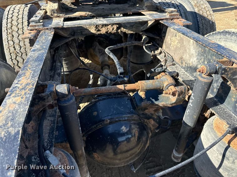 image for item DN0833 2005 Mack 600 semi truck