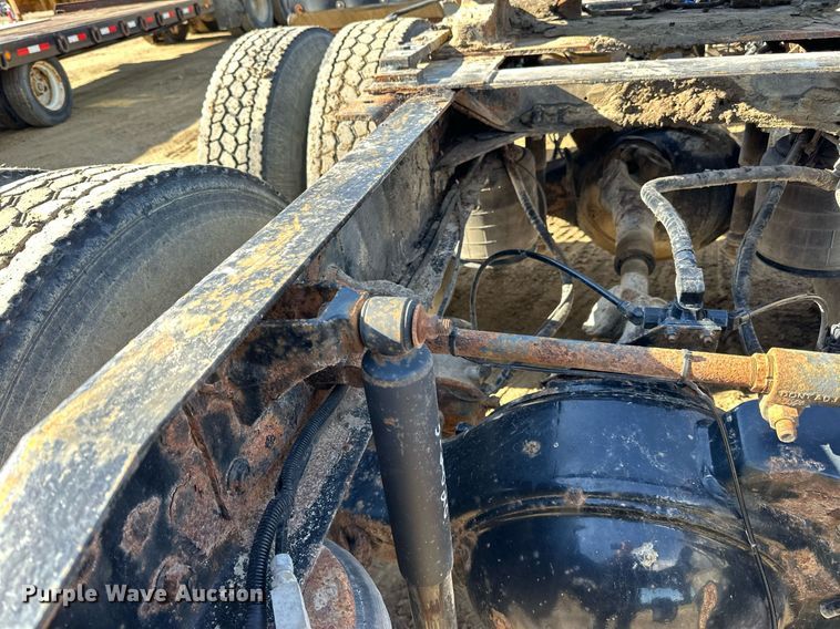 image for item DN0833 2005 Mack 600 semi truck