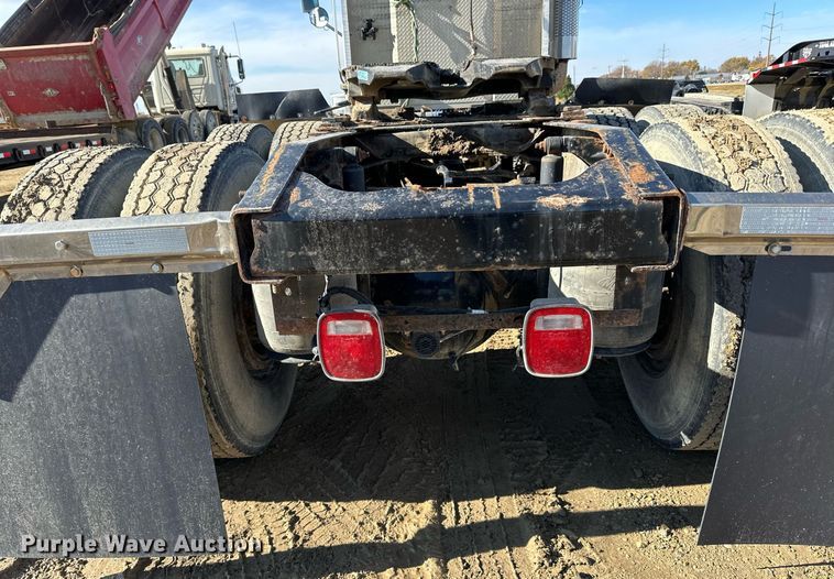 image for item DN0833 2005 Mack 600 semi truck