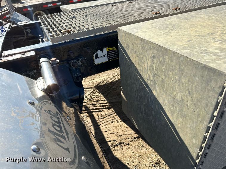 image for item DN0833 2005 Mack 600 semi truck