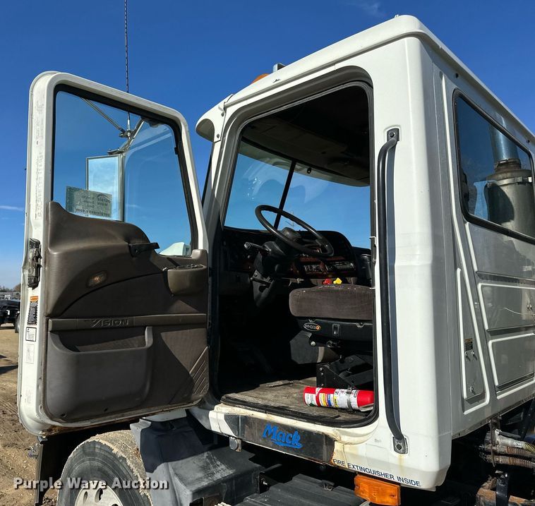 image for item DN0833 2005 Mack 600 semi truck