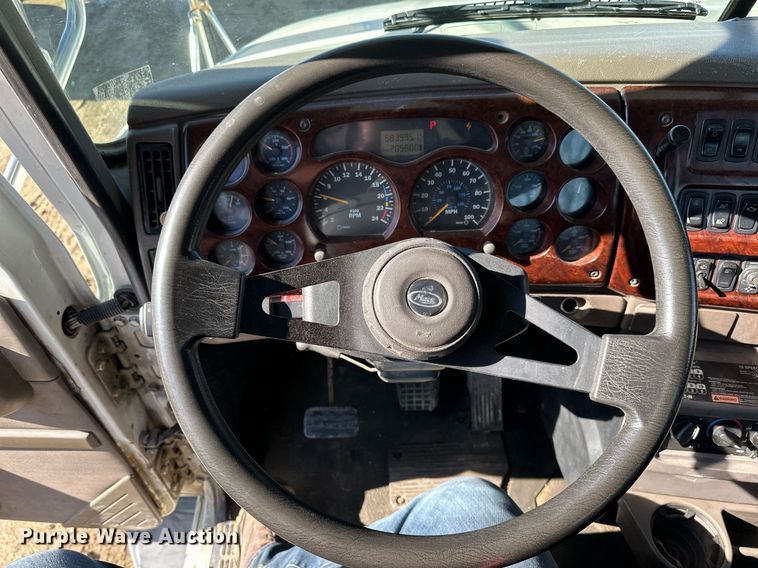 image for item DN0833 2005 Mack 600 semi truck