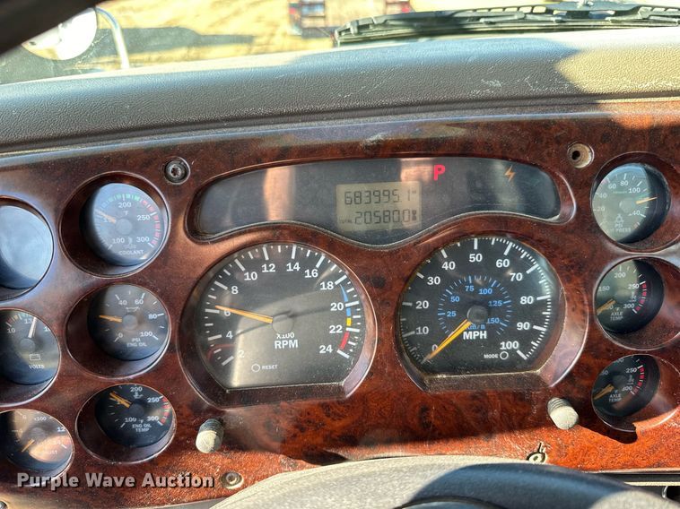 image for item DN0833 2005 Mack 600 semi truck