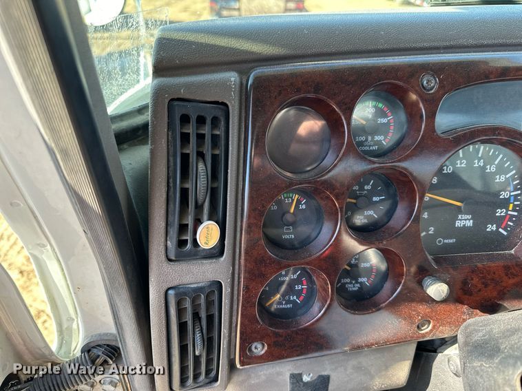 image for item DN0833 2005 Mack 600 semi truck