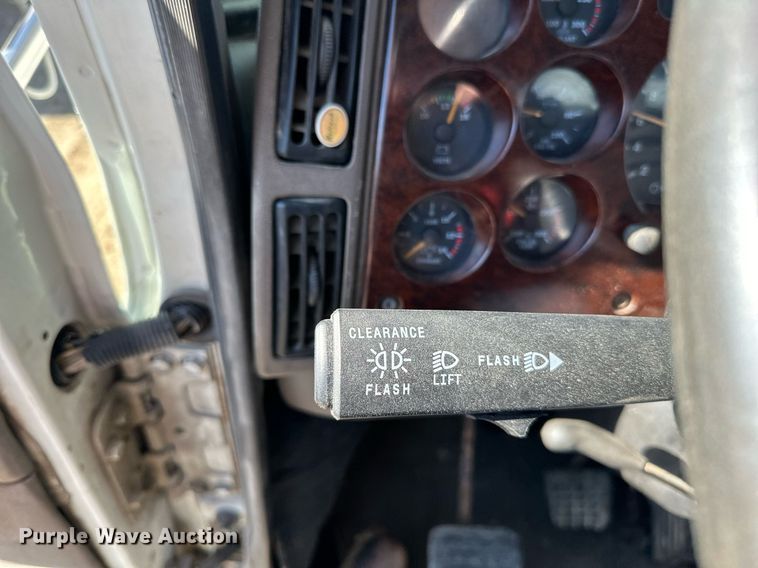 image for item DN0833 2005 Mack 600 semi truck