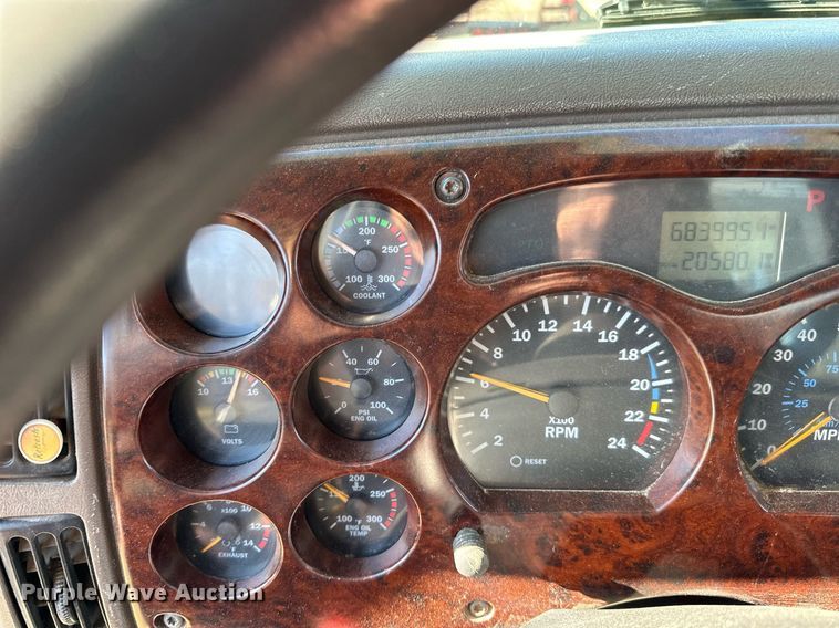 image for item DN0833 2005 Mack 600 semi truck